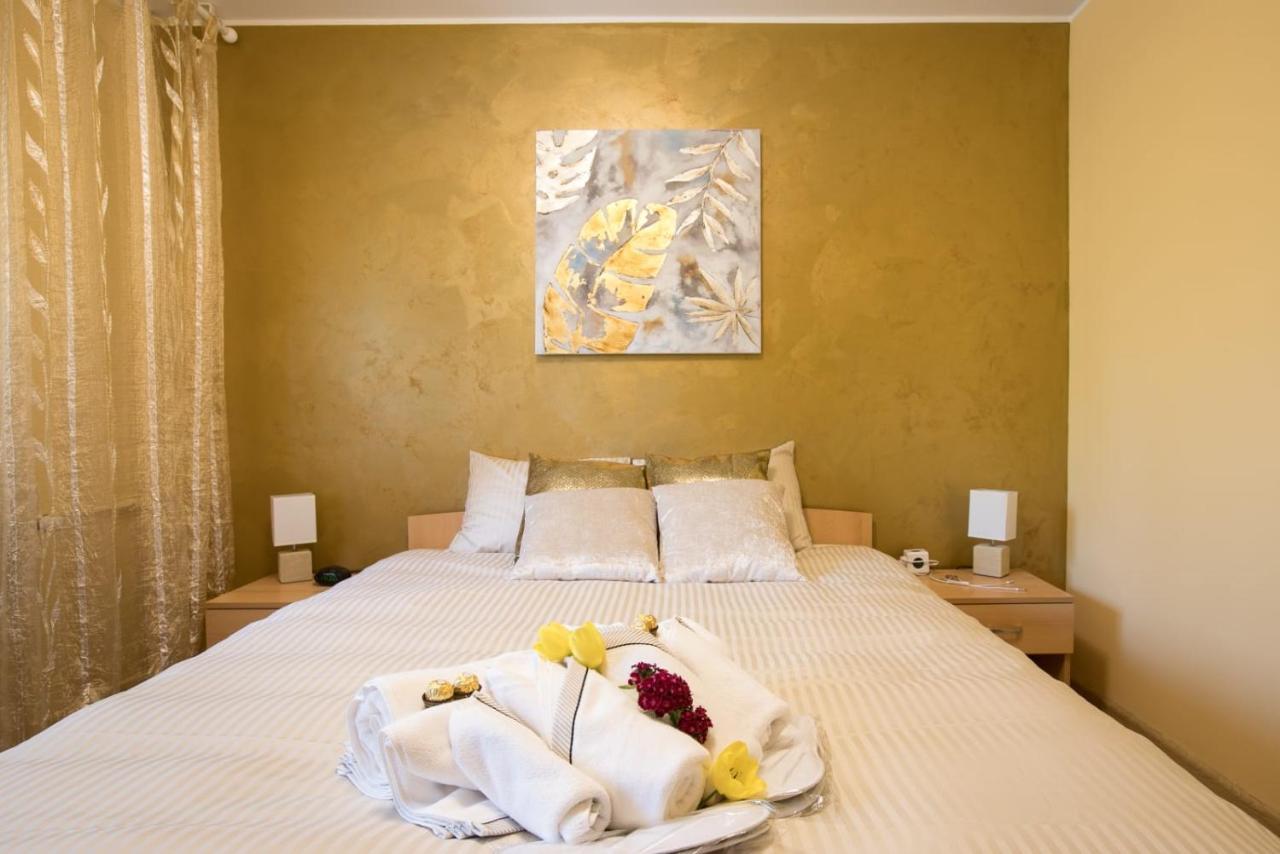 Golden Apartment Baneasa Bucharest Exterior photo